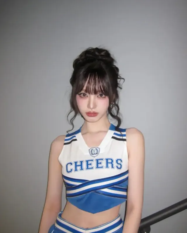 #니패드 & #화이트삭스 | 스포티한 엣지를 더하는 무릎 보호대와 삭스 레이어링 /사진=리즈 인스타그램