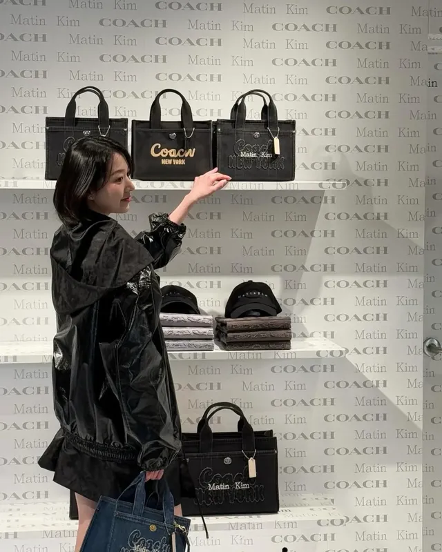 2026 윈터 룩의 정석 | 레더, 데님, 글로시 소재를 한곳에 모은 천재적 스타일링 /사진=장다아 인스타그램