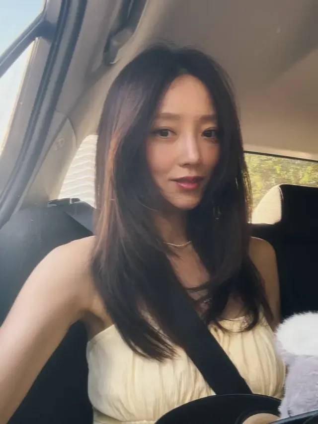 셀카 속 서하얀 | 햇살도 비켜가는 완벽한 피부와 여신급 아우라 /사진=서하얀 인스타그램