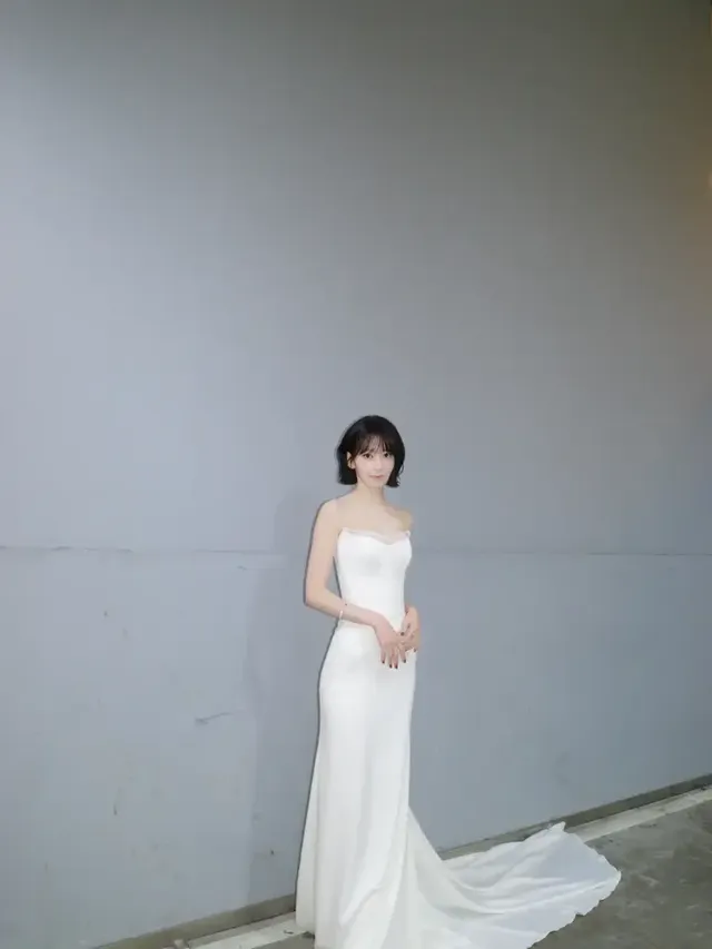 머메이드 트레인 실루엣 | 백스테이지를 런웨이로 만드는 우아한 드레스 자락 /사진=사쿠라 인스타그램