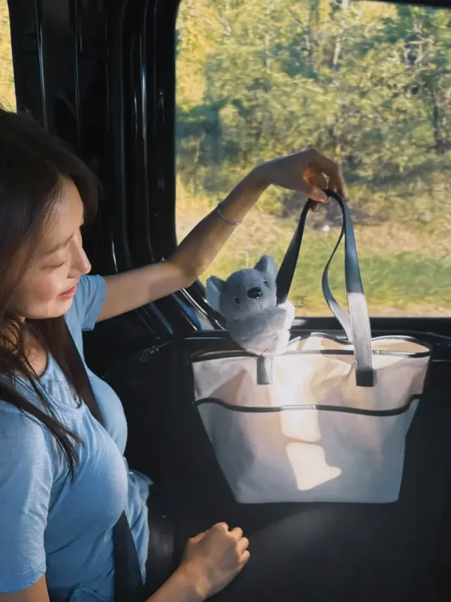 인형과 함께한 서하얀 | 코알라 인형보다 더 귀여운 반전 매력의 서하얀 /사진=서하얀 인스타그램