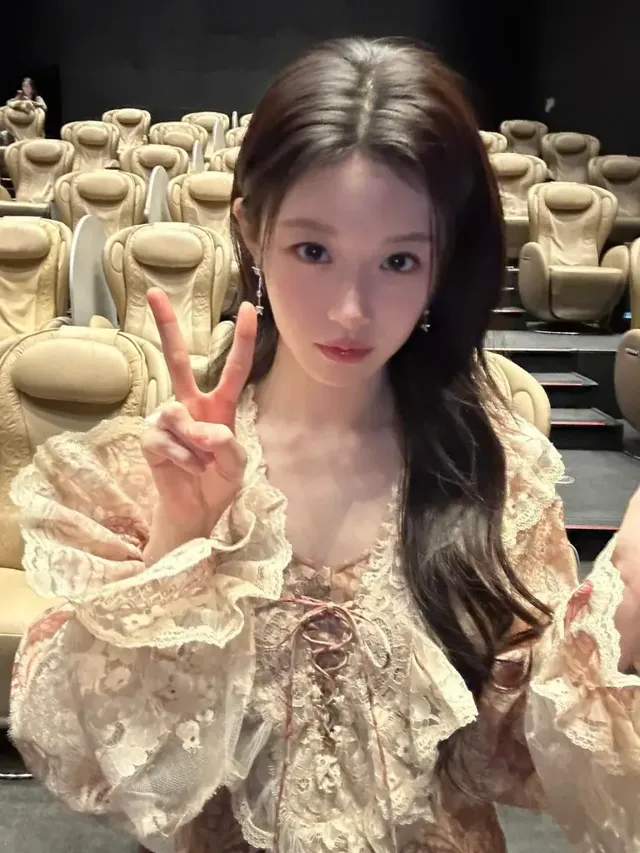 플로럴 빈티지 드레스 | 차 안에서도 숨길 수 없는 톱스타 차무희의 우아한 오프숄더 무드 /사진=고윤정 인스타그램