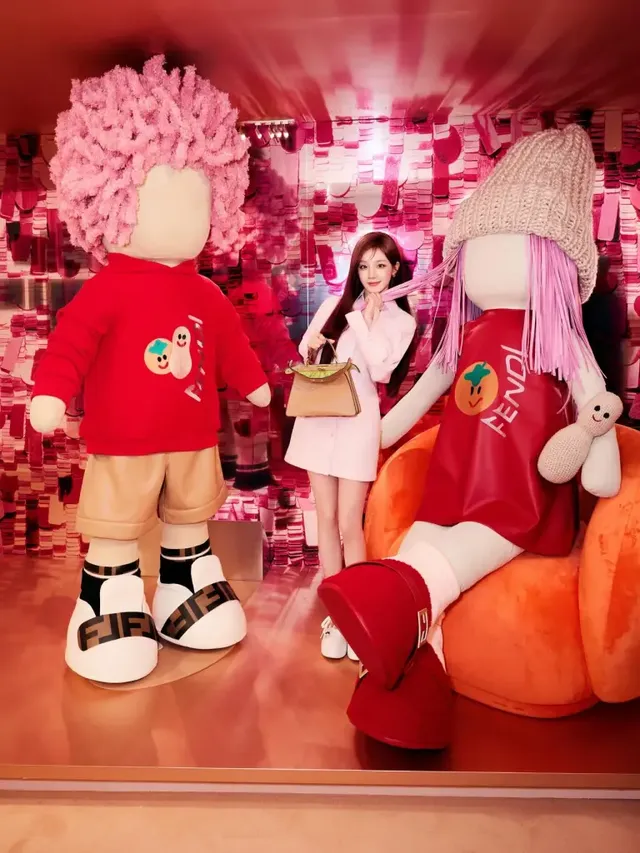 로고 퍼 자켓 오브제 | 펜디의 아이코닉한 로고 패턴과 핑크 시퀸 배경이 어우러진 감각적인 화보 /사진=우기 인스타그램