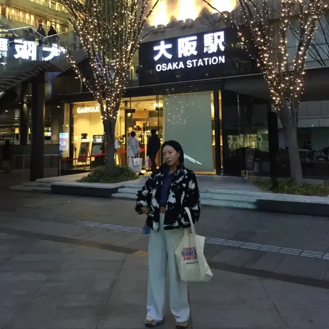 모노톤 패턴 퍼 자켓 | 화려한 야경보다 더 눈에 띄는 감각적인 스트릿 윈터룩 /사진=이상화 인스타그램