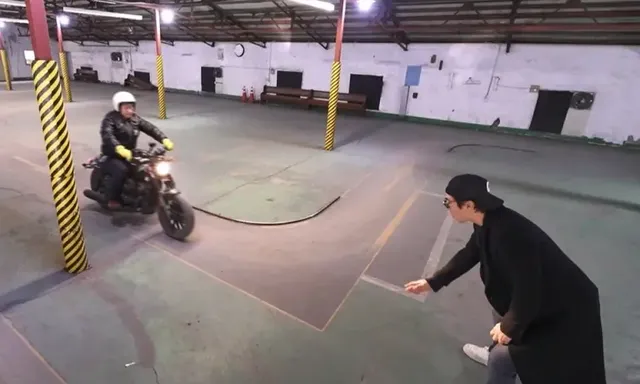 구성환과 이종혁이 2종 소형 면허시험 굴절 코스 연습에 집중하는 모습 | 열정 넘치는 스승과 제자의 만남이다 /사진=MBC 