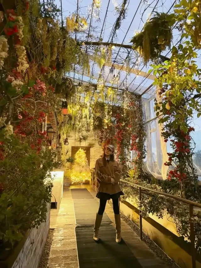 조명 숲속의 이다해 | 꽃들 사이에서도 단연 돋보이는 ‘꽃미모’의 정석 /사진=이다해 인스타그램