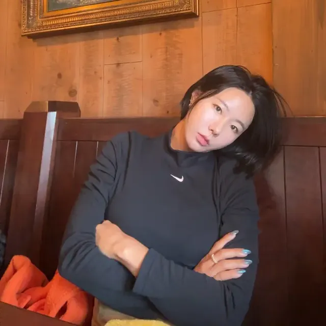 블랙 하이넥 & 블루 네일 | 무심한 듯 시크한 올블랙 상의에 포인트 네일로 완성한 디테일 /사진=이상화 인스타그램