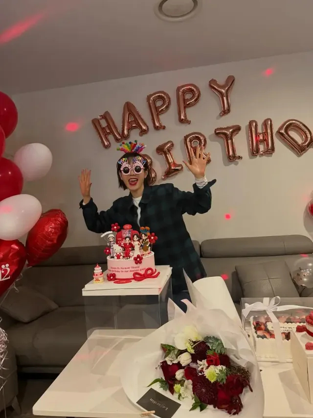 파티 분위기에 잔뜩 신난 손예진 | 생일 안경도 찰떡 소화하는 러블리함의 결정체 /사진=손예진 인스타그램