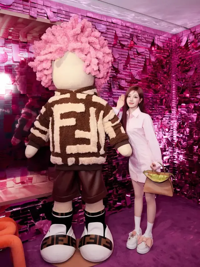 팝 아트 판타지 | 거대한 캐릭터 인형들 사이에서 독보적인 비주얼을 뽐내는 펜디의 뮤즈 /사진=우기 인스타그램