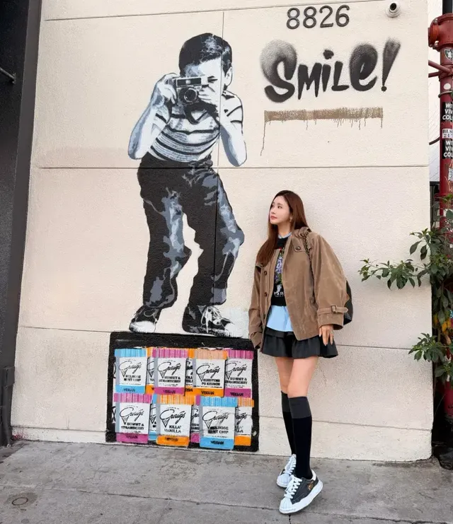 그래피티 벽화 앞 포즈 | 힙한 패션도 우아하게 승화시키는 남다른 비율 /사진=이다해 인스타그램