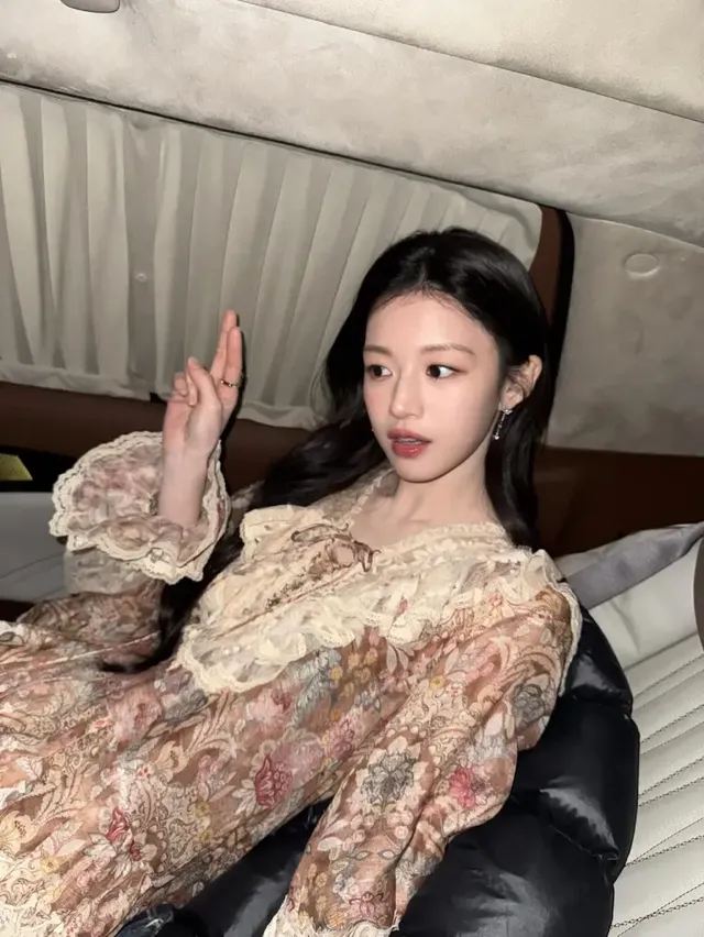 앤티크 레이스 룩 | 레이스 틈 사이로 새어 나오는 인형 같은 비주얼과 상큼한 브이 /사진=고윤정 인스타그램