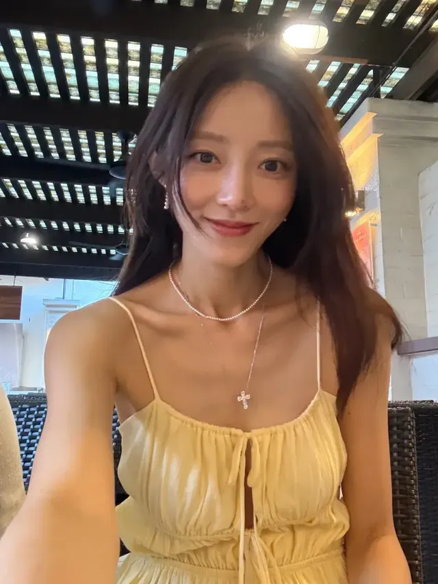 테라스의 서하얀 | 레몬빛 드레스로 