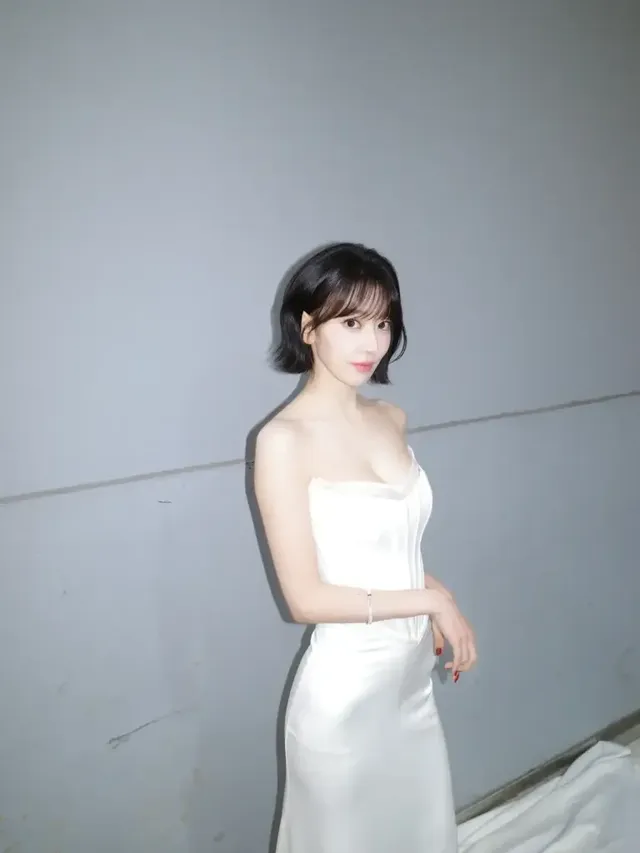 화이트 코르셋 드레스 | 시어한 디테일로 완성한 독보적인 상체 라인 /사진=사쿠라 인스타그램