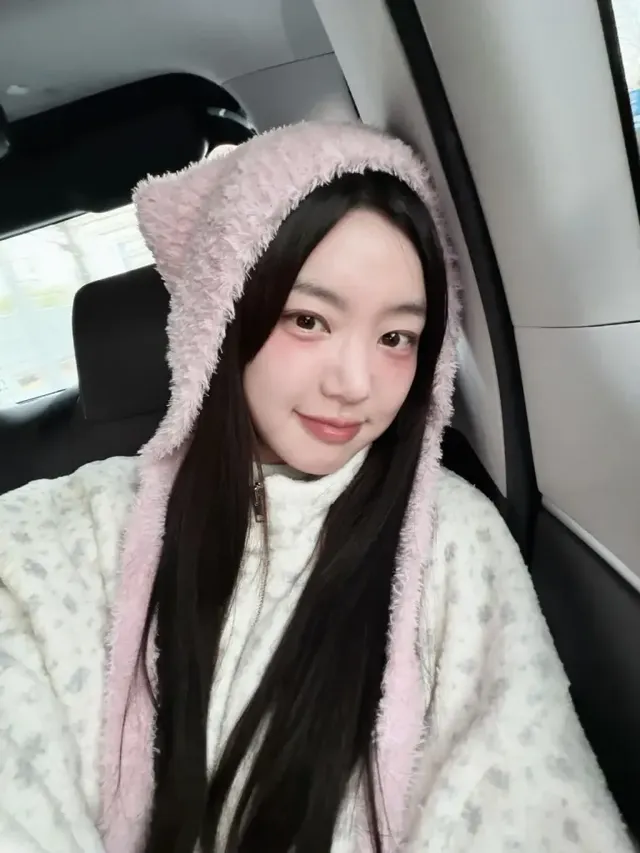 핑크 플리스 후드 | 고양이 귀가 달린 뽀글이 후드로 완성한 사랑스러운 