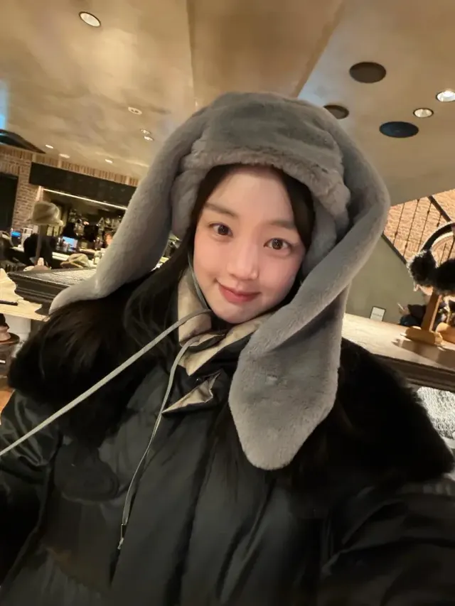 레오파드 퍼 재킷 & 롱부츠 | 채소 코너도 힙하게 만드는 강렬한 호피 무늬와 시크한 부츠의 조합 /사진=이유비 인스타그램