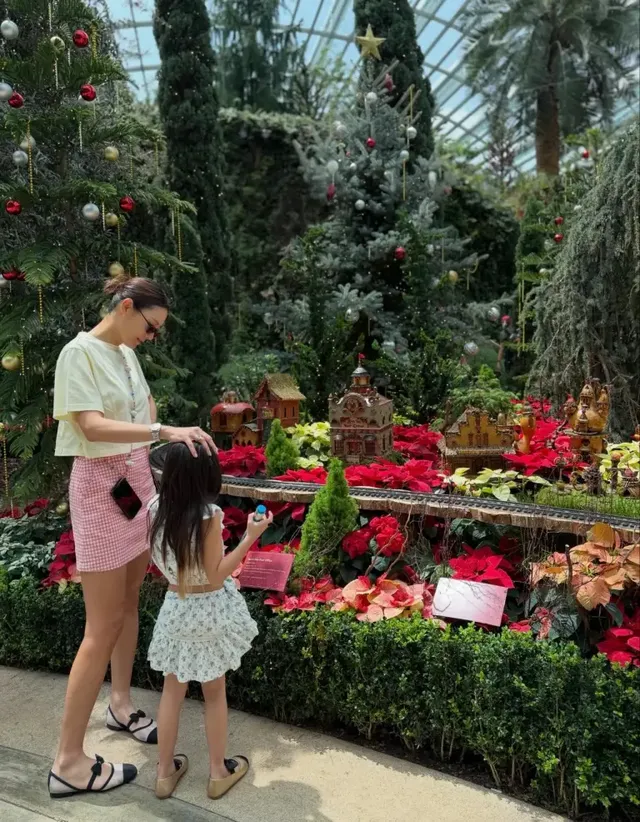 싱가포르 시밀러룩 | 포인세티아보다 더 붉게 타오르는 수현 모녀의 화사한 휴양지 모먼트 /사진=수현 인스타그램