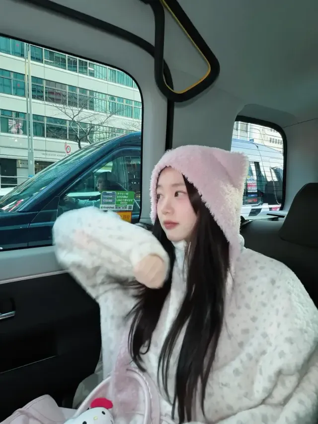 토끼 귀 퍼 햇 | "오늘 컨셉은 토끼?" 보온성과 귀여움을 동시에 잡은 독특한 헤어 기어 /사진=이유비 인스타그램