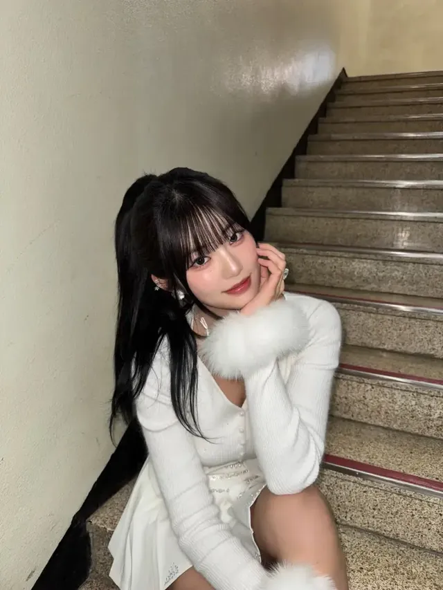 리브드 니트 룩 | 계단도 런웨이로 만드는 화이트 톤온톤의 정석 /사진=하이키 인스타그램