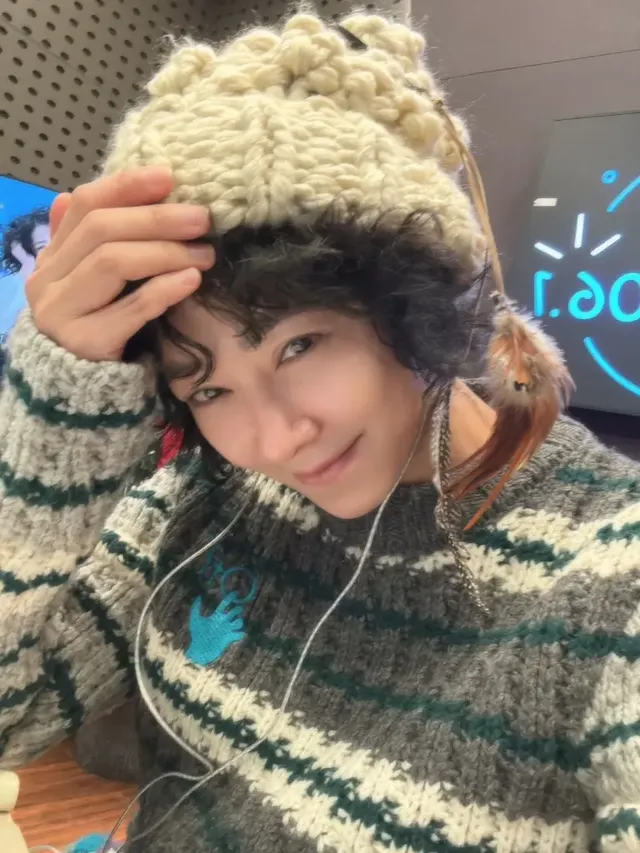 모자를 고쳐 쓰는 이본 | 깃털 장식보다 가벼운 그녀의 