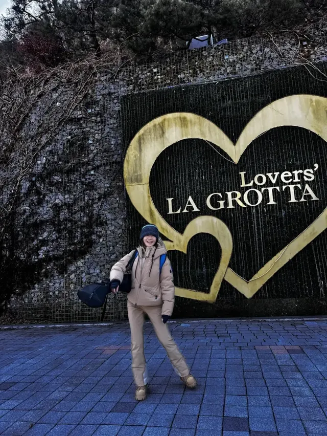 럭셔리 스키 코어 | 베이지 셋업에 블루 포인트로 위트를 더한 엄지원의 독보적 설원 패션 /사진=엄지원 인스타그램