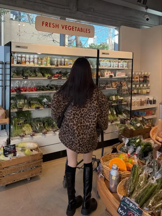 플리스 셋업 & 캐릭터 가방 | "귀여운 게 최고야" 키치한 감성이 묻어나는 편안한 이동 중 착장 /사진=이유비 인스타그램