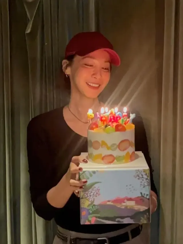 촛불 앞에서 소원 비는 유인영 | 캡 모자로도 가릴 수 없는 독보적 생일 아우라 /사진=유인영 인스타그램