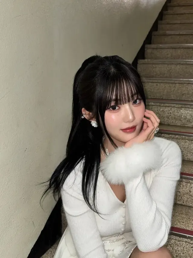 화이트 퍼 가디건 | 소매 끝 풍성한 퍼로 완성한 