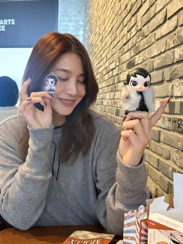 피규어와 미모 대결 중인 유인영 | 본인 등판에 피규어도 긴장할 듯한 인형 미모 /사진=유인영 인스타그램