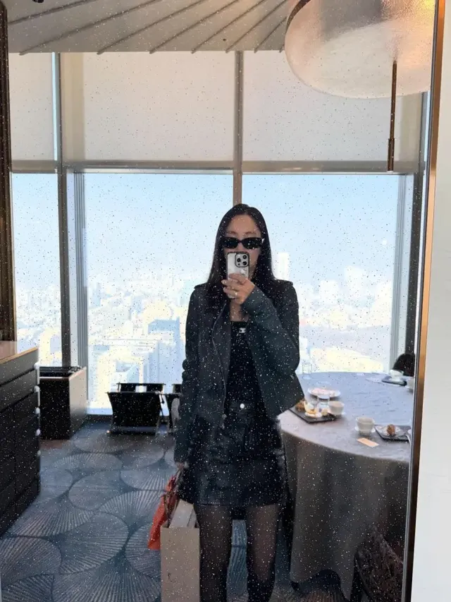 #레더퀸 #냉미녀 | 거울 지옥도 이겨내는 독보적 기럭지의 올 블랙 레더 스타일링 /사진=서효림 인스타그램