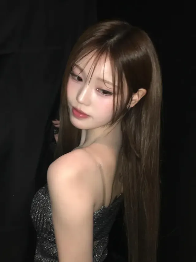 지퍼 디테일 워머 | 공주님 비주얼에 힙한 자아 한 스푼 섞은 반전 스타일링 /사진=정세비 인스타그램