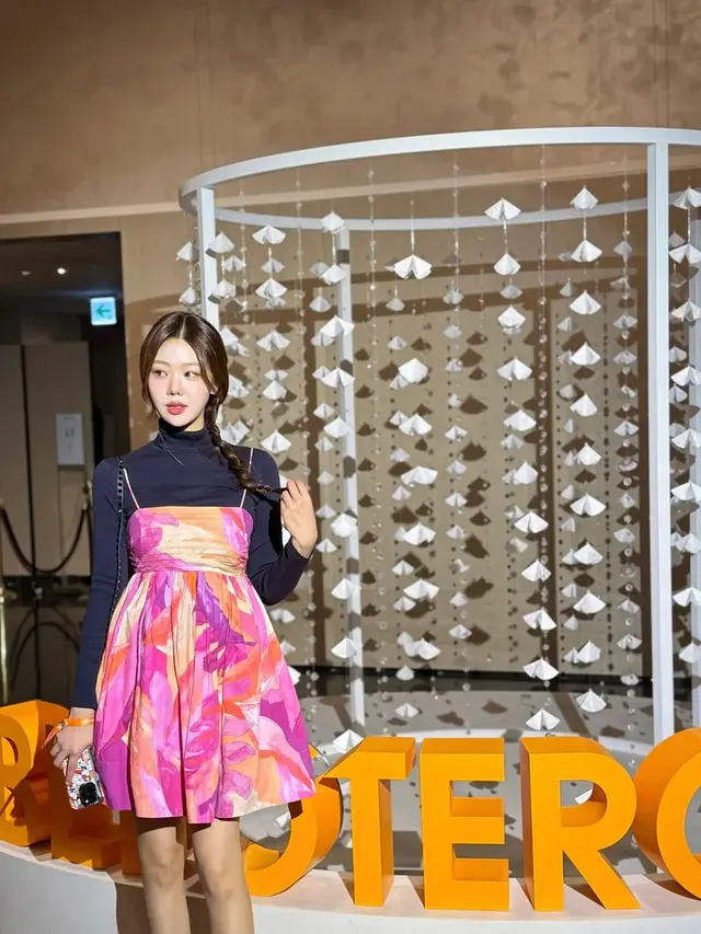 패턴 드레스 | 캔버스에서 갓 튀어나온 듯한 강렬한 아트워크 룩 /사진=조민지 인스타그램