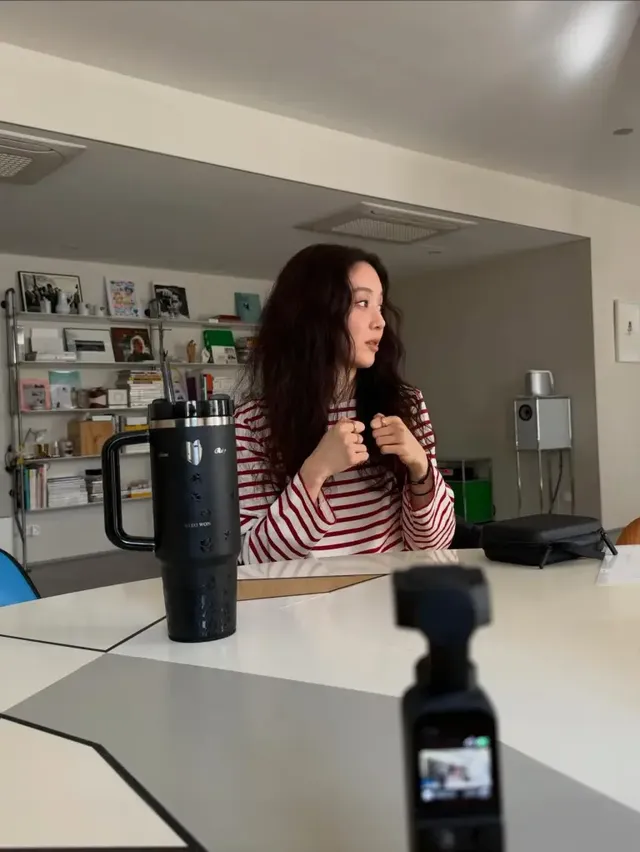 스트라이프 성애자 | 레드 스트라이프와 텀블러 하나로 완성한 쿨한 일상 모먼트 /사진=정려원 인스타그램