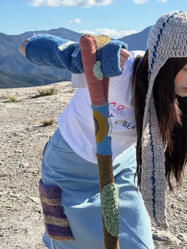 #광야말고들판 #만세 | 두 팔 벌려 지구의 모든 광합성을 흡수 중인 인간 햇살 /사진=츄 인스타그램