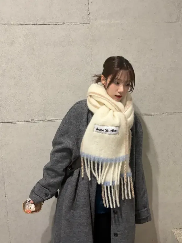 그레이 오버사이즈 코트 | 시크한 그레이 컬러로 완성한 윈터 시티 라이프 /사진=여름 인스타그램