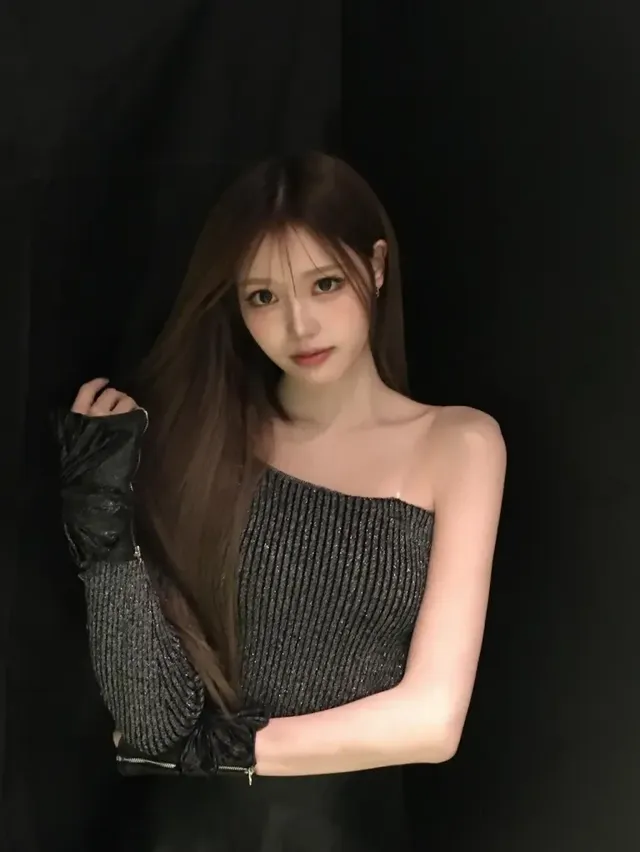 실버 리브드 톱 | 정세비의 직각 어깨와 만나 시너지 폭발한 메탈릭 룩 /사진=정세비 인스타그램