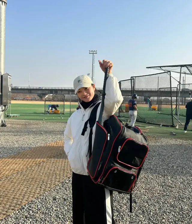 핑크 배트와 찰떡 케미 자랑하는 송아 | 이 미소에 속으면 타석에서 큰일 납니다 /사진=송아 인스타그램