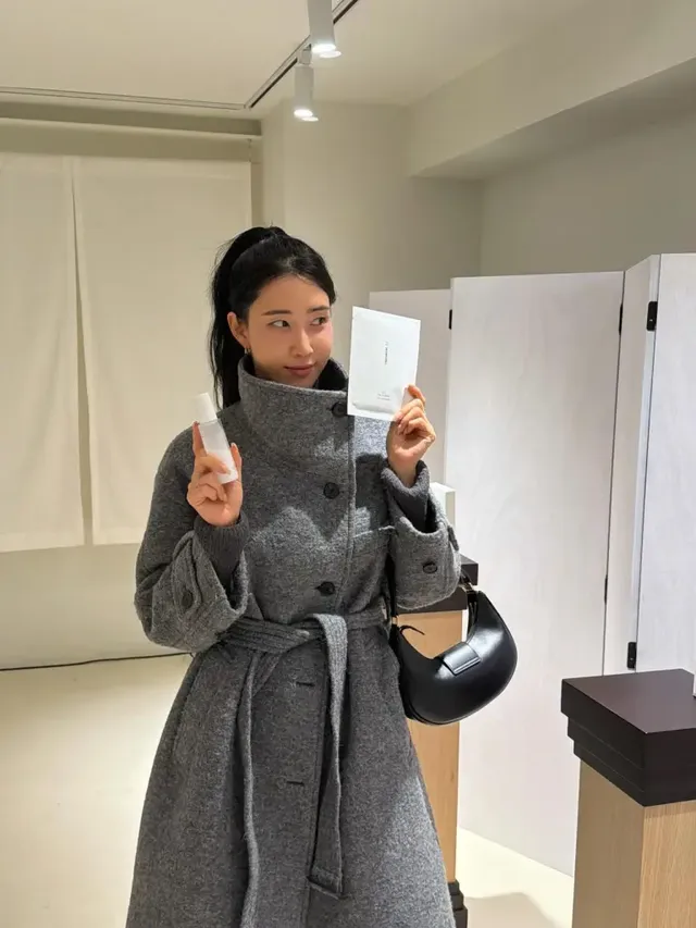 블랙 앵클 부츠 | 시크한 무드를 완성하는 날렵한 슈즈와 미니멀한 호보백의 조화 /사진=안근영 인스타그램