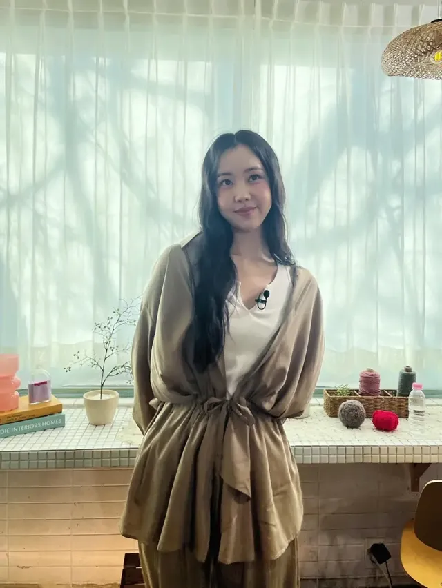 톤온톤 스타일링 | 화이트 이너 한 장으로 완성한 반사판 효과의 정석 /사진=김예원 인스타그램