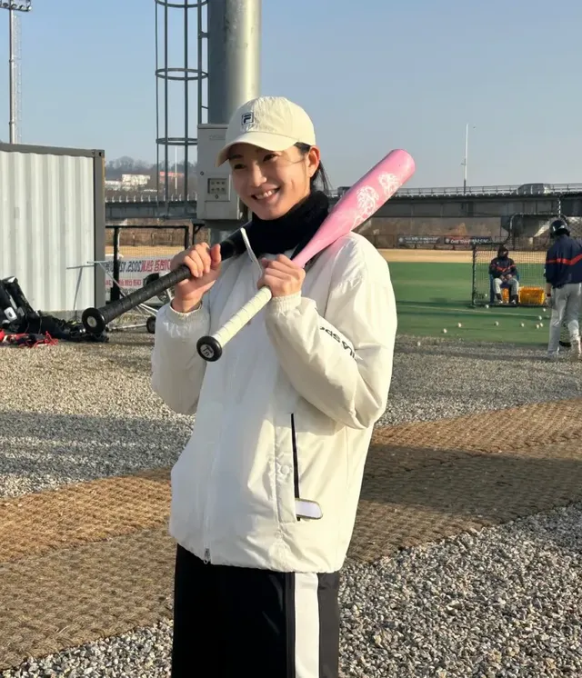 배트 두 자루를 꼭 쥐고 결의를 다지는 송아 | 오늘부터 제 직업은 