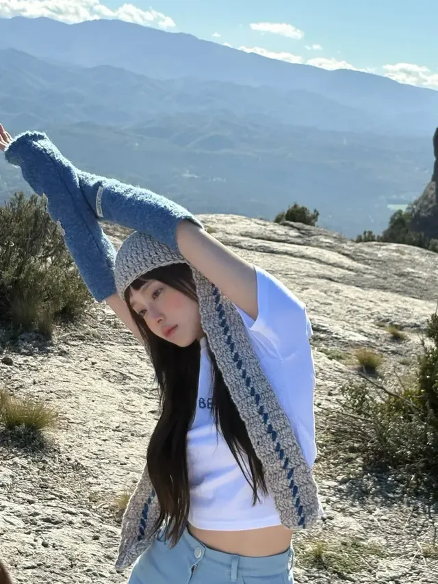 #유연함갑 #기지개샷 | 산 정상을 배경으로 ‘시원함’을 온몸으로 표현 중인 츄의 스트레칭 /사진=츄 인스타그램