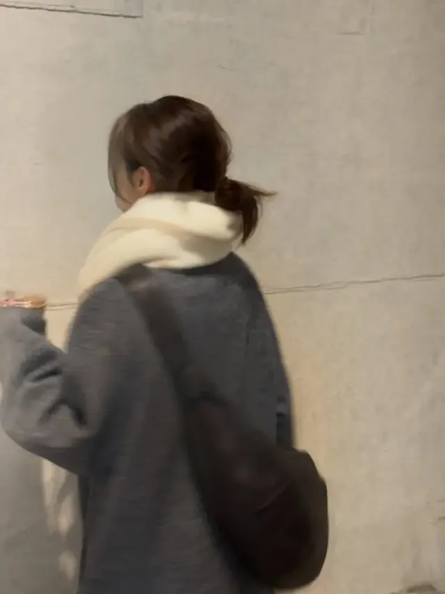 백 뷰 디테일 | 자연스럽게 묶은 머리와 코트 핏으로 완성한 내추럴 감성 /사진=여름 인스타그램