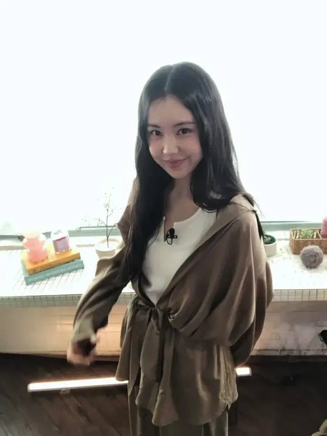 내추럴 실루엣 | 꾸민 듯 안 꾸민 듯, 보호본능 자극하는 유연한 셔츠 핏 /사진=김예원 인스타그램