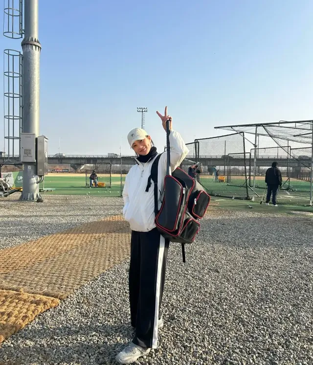 야구장 출근 도장을 찍은 모델 송아 | 가방은 무겁지만 발걸음은 가볍게 /사진=송아 인스타그램