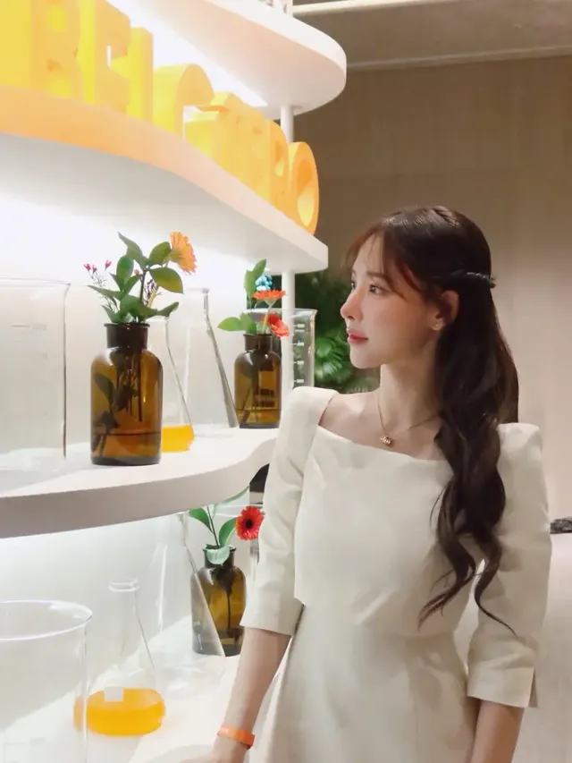 이나연 미모 연구 | “제 미모의 비결은 균형입니다” 과학자 포스로 실험실 압도 /사진=이나연 인스타그램