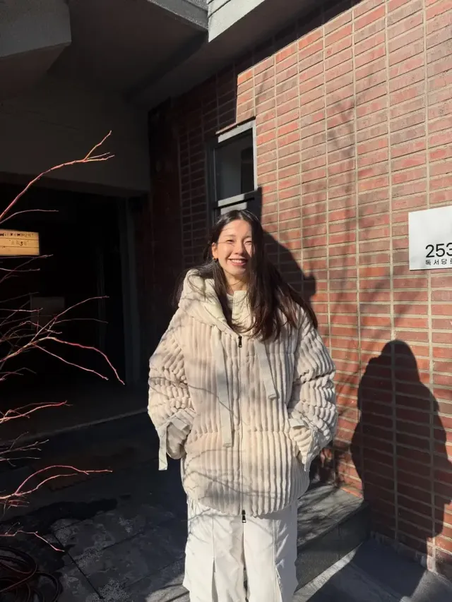 내추럴 미소 | “겨울왕국 버티는 중”... 햇살보다 따스한 예비맘의 근황 /사진=김진경 인스타그램