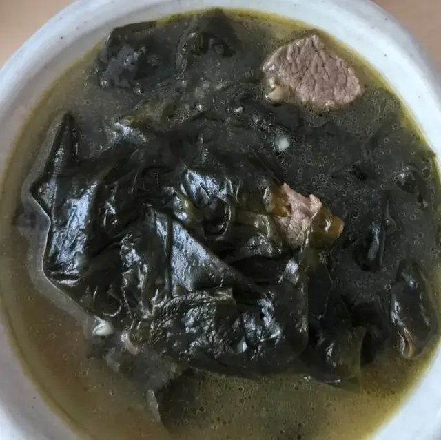 고양이 케이크와 주현영 | 케이크랑 눈싸움 중? 귀여움 한도 초과 /사진=주현영 인스타그램