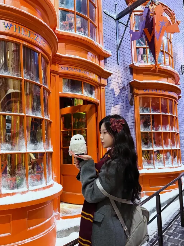 웜&쿨 보색 대비 | 화려한 오렌지 쇼윈도 앞에서도 빛나는 클래식 차콜 룩 /사진=유라 인스타그램