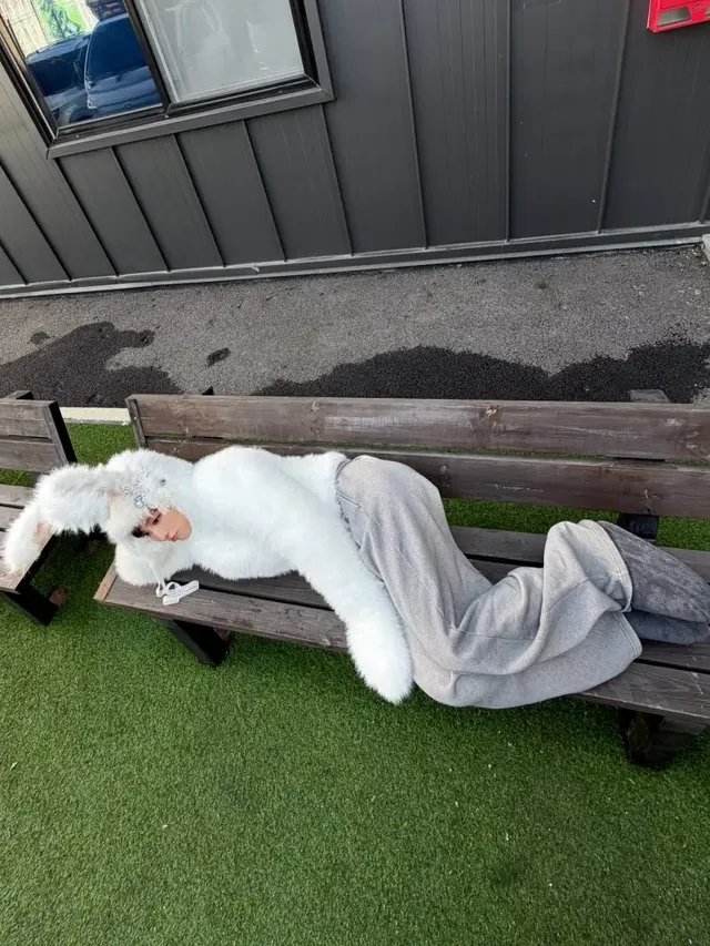 트와이스 모모 | “토끼도 쉬고 싶어요” 벤치 점령한 롱다리 토끼 /사진=모모 인스타그램