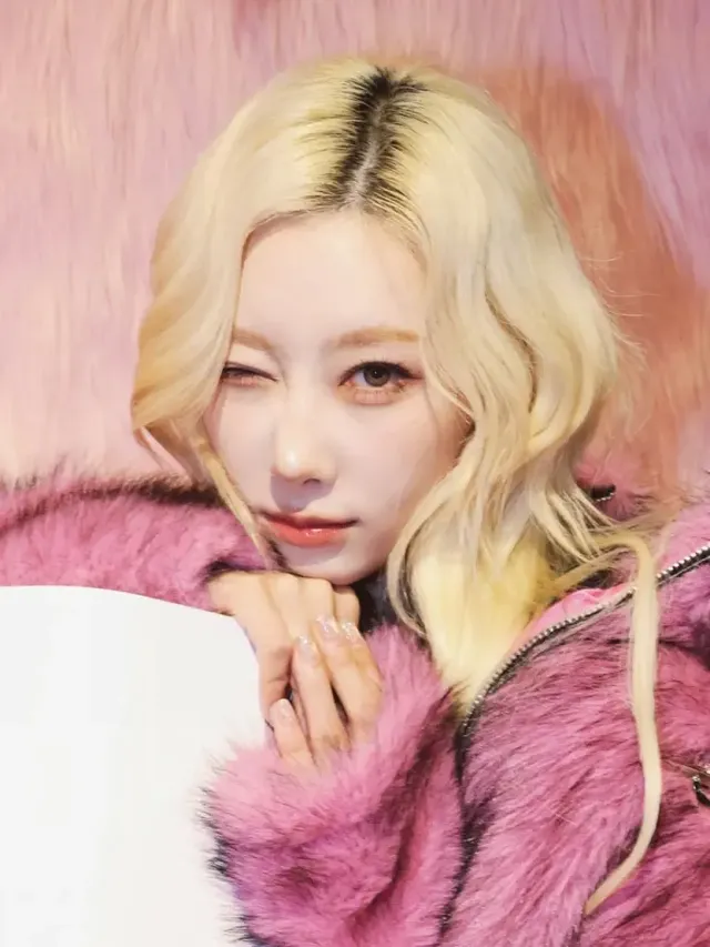 주근깨 뷰티 | 콧등 위 주근깨와 글로시 립으로 완성한 앙큼한 뷰티 모먼트 /사진=한동 인스타그램