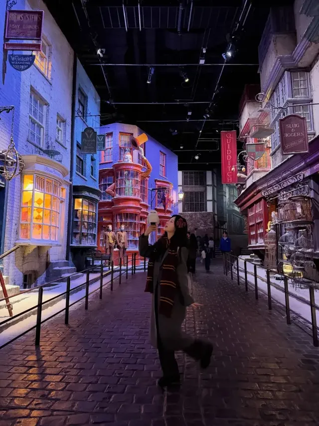 톤온톤 윈터 스타일 | 차가운 겨울 밤거리의 무드를 녹이는 포근한 코트 실루엣 /사진=유라 인스타그램